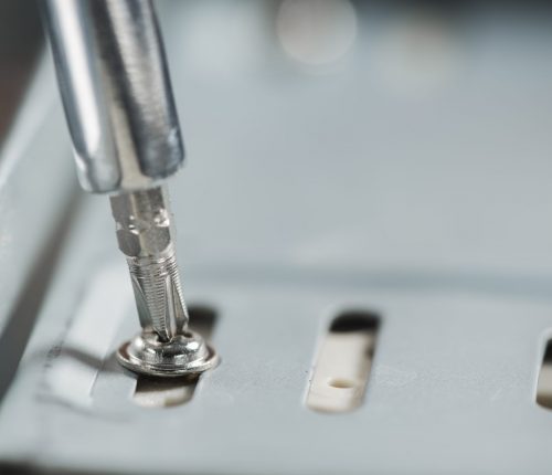 primer-plano-de-destornillador-insertado-en-tornillo