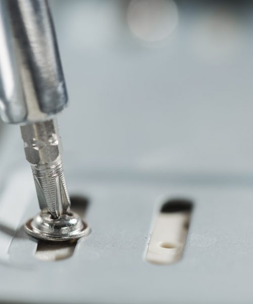 primer-plano-de-destornillador-insertado-en-tornillo